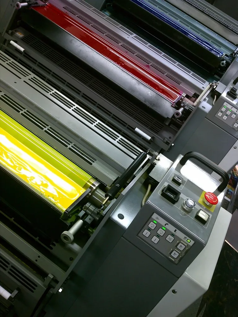 Offset printing press with yellow and red ink rollers