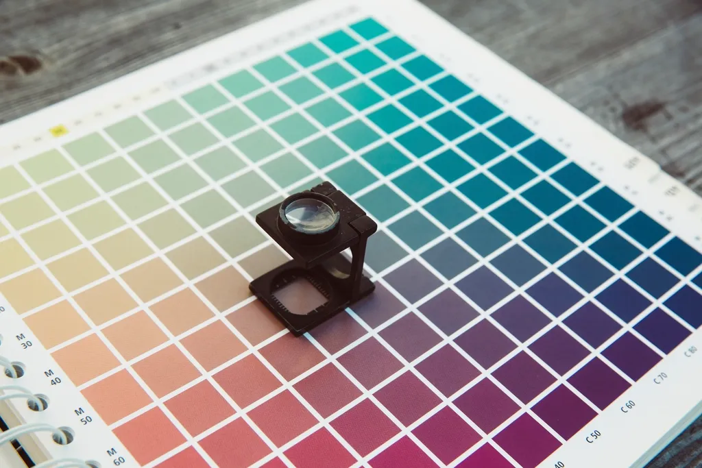 Colour proof chart with a printer's loupe